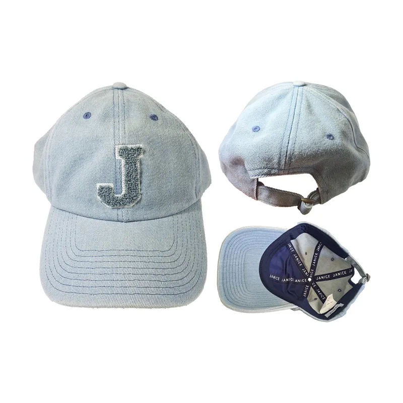 Cappello con lettera ricamata
