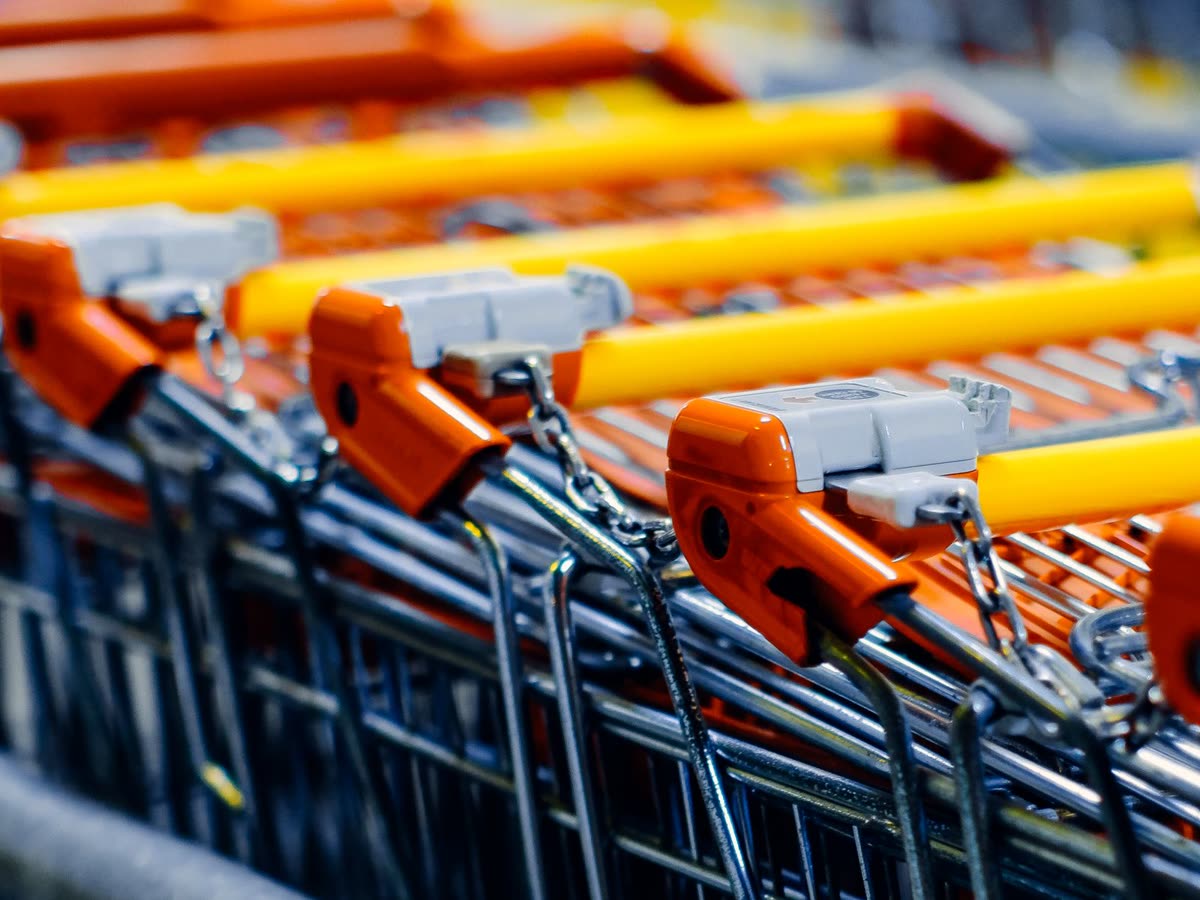 Carrelli della spesa in un punto vendita